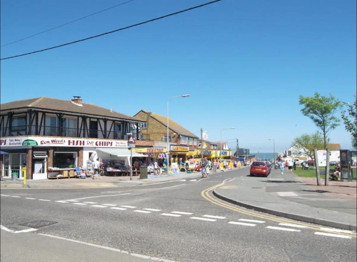 2 Bedroom Caravan With Sea Views Eastchurch Exterior photo