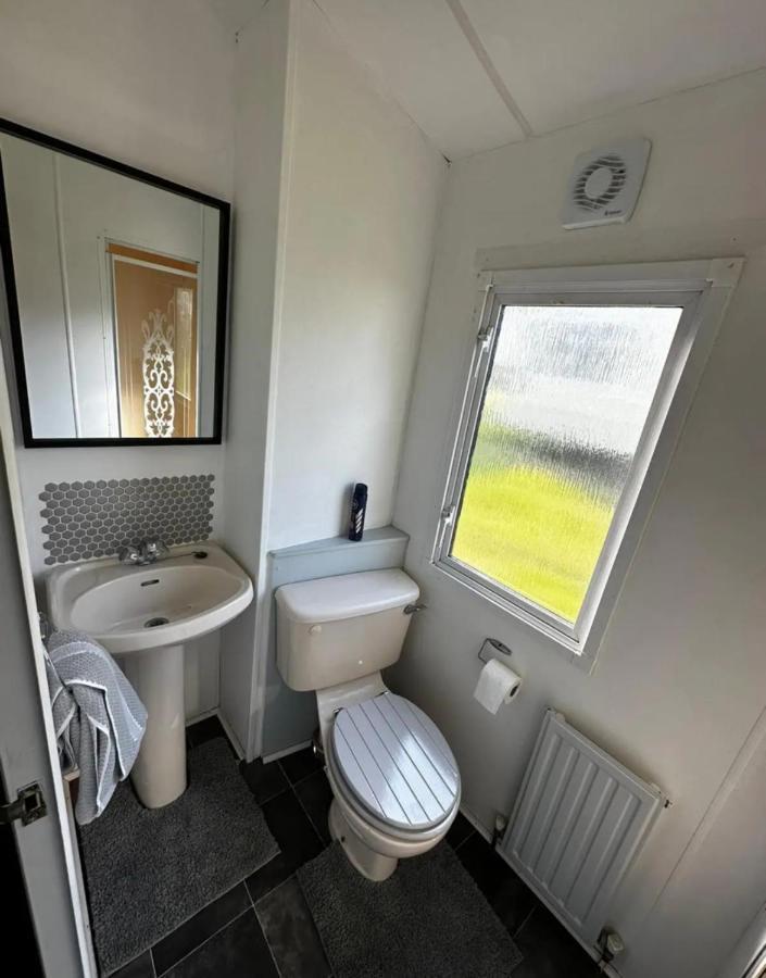 2 Bedroom Caravan With Sea Views Eastchurch Exterior photo