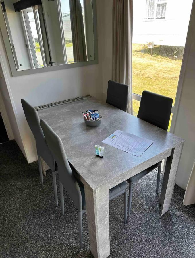 2 Bedroom Caravan With Sea Views Eastchurch Exterior photo