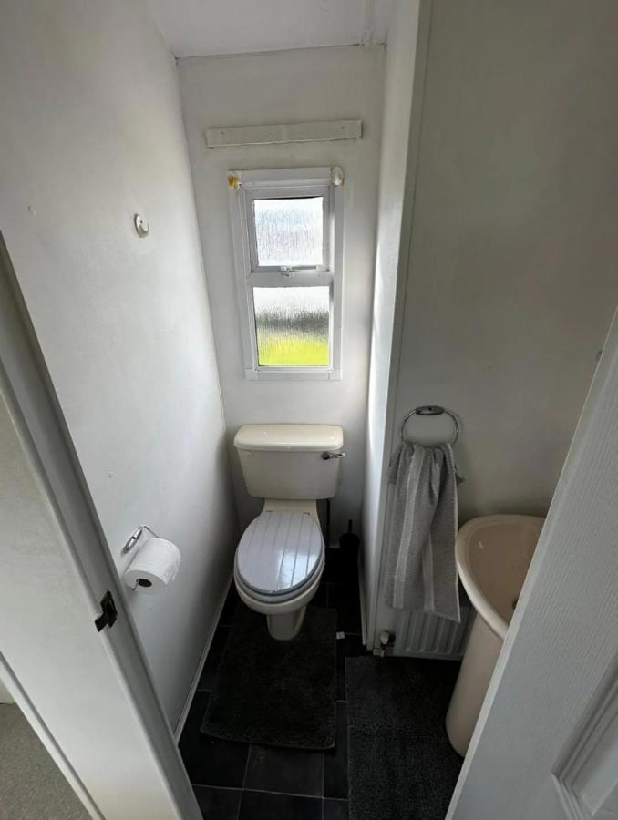 2 Bedroom Caravan With Sea Views Eastchurch Exterior photo